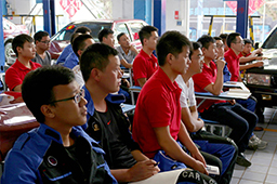萬通的老師們都在認(rèn)真的聽講