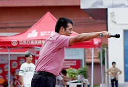 擔任主持人的老師已經按耐不住激情了