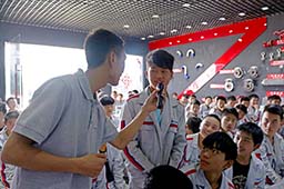 同學(xué)們有什么問題也第一時間與他交流