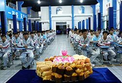 這個大蛋糕是學校老師的一點心意
