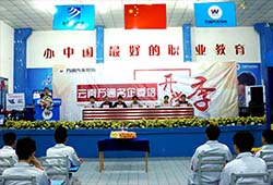 老師在介紹關于學校的一些情況