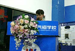 新生代表上臺講話