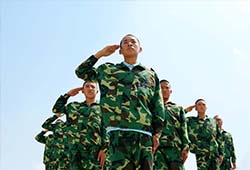 敬個軍禮送給祖國和萬通