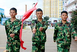 國旗手走起正步來也是帥的不要不要的啦