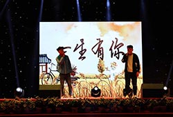 學生深情滿滿的演唱水木年華的《一生有你》