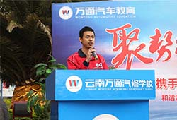 上臺發言的短期創業班學生