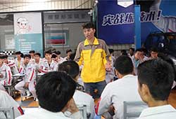 學子向學弟傳授經驗