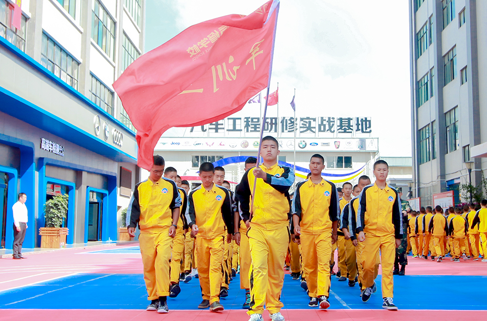 第一批軍訓結束，軍訓匯演展颯爽英姿