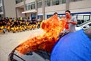 室外舉行體驗式教學(xué)，大火燒車