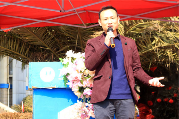 孫總在給14屆老生進行就業指導講座