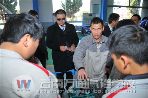 萬(wàn)通學(xué)子好就業(yè) 經(jīng)常會(huì)有大企業(yè)來(lái)校參觀進(jìn)行校企合作.jpg
