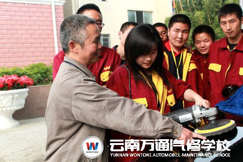 王麗萍認真學習汽修技術