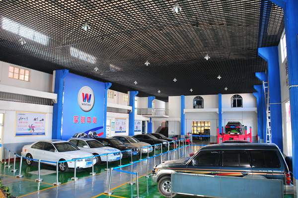 云南萬通汽修學校實訓大廳展示.JPG