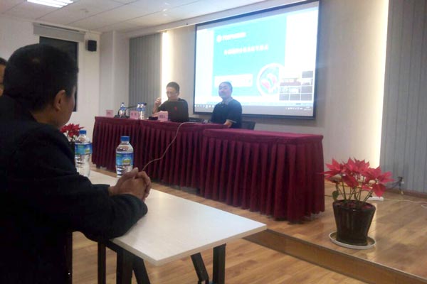 授課結(jié)束后，宋老師與企業(yè)員工互動交流.jpg