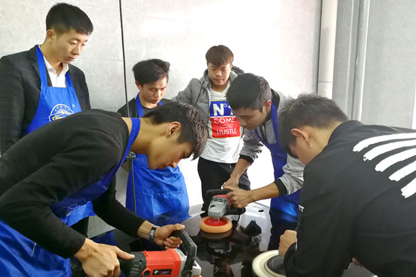 同學們在認真進行拋光打蠟練習.jpg