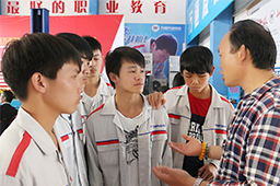 企業(yè)的相關(guān)招聘領(lǐng)導(dǎo)主動(dòng)的和我們介紹企業(yè)信息，希望得到我們?nèi)f通學(xué)子的青睞。