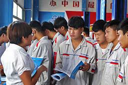 萬(wàn)通學(xué)校畢業(yè)的學(xué)姐也回來(lái)母校向我們介紹她所在企業(yè)的信息，讓我們更有信心踏入社會(huì)。