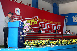 在招聘會(huì)上，萬(wàn)通汽修學(xué)校的李仰欣老師給我們的叮嚀囑咐感動(dòng)著我們。