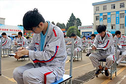汽車維修漆工中極理論考試的當天，不畏懼風吹日曬。