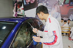 汽車美容，清潔可是非常重要的一步。